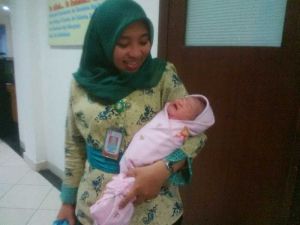 Pilu nan Haru… Kehilangan 2 Tangan akibat Kecelakaan Kerja, Adi Prasetyo Kumandangkan Iqamat ke Telinga Bayinya yang Baru Lahir via Handphone