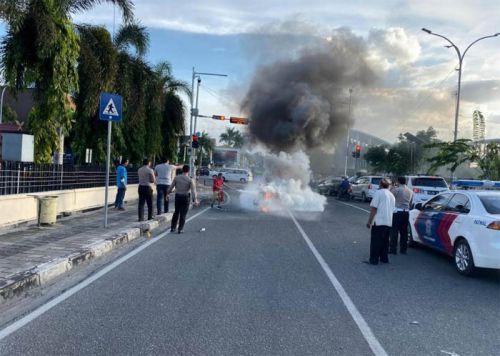 Kena Puntung Rokok, Motor Warga Pekanbaru Terbakar di <i>Traffic Light</i> Mapolda Riau