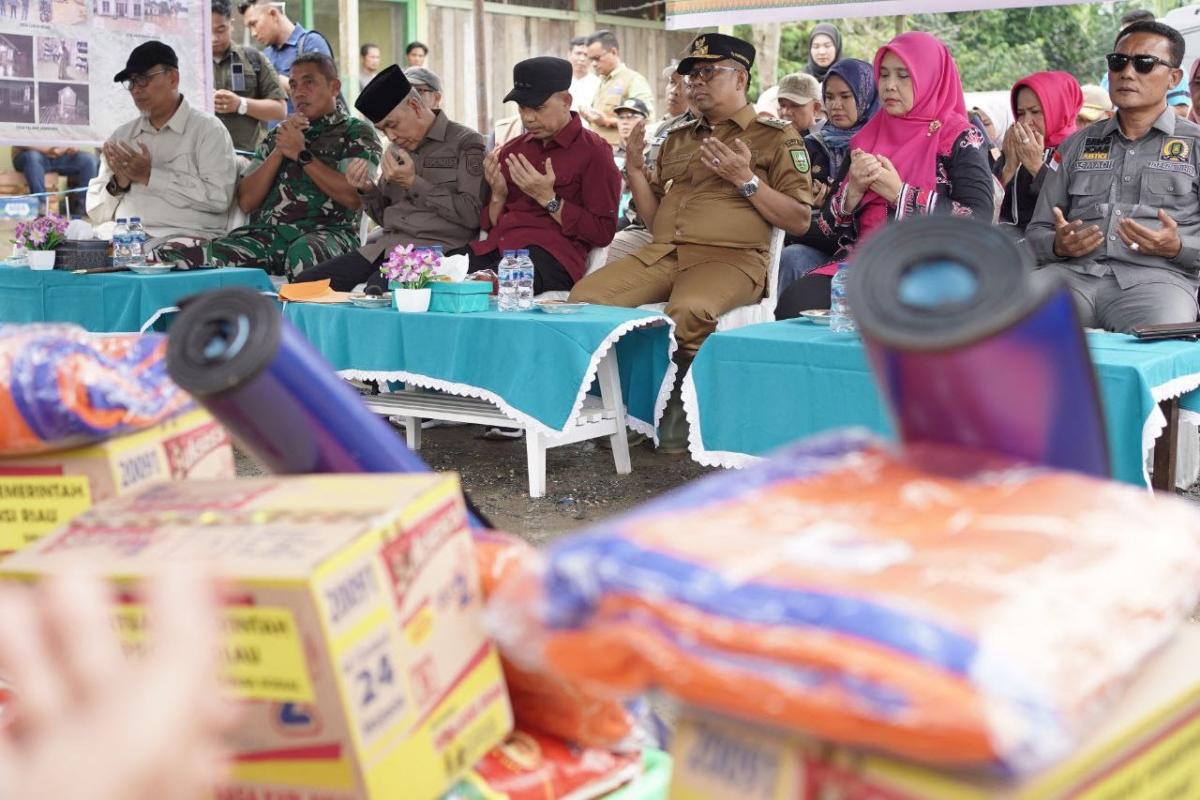 <b>Pemprov Riau Serahkan Bantuan untuk Korban Banjir di Kabupaten Indragiri Hilir</b>