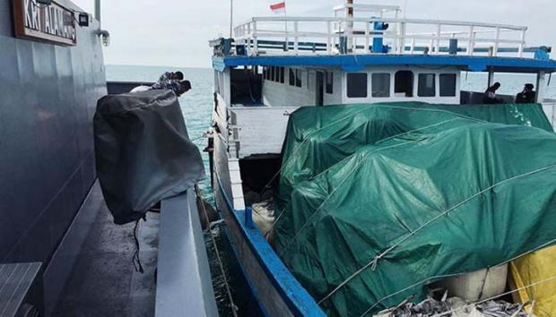 KRI Alamang Tangkap Kapal tanpa Dokumen Izin Pengangkutan Barang Berbahaya di Sekitar Perairan Kateman Indragiri Hilir