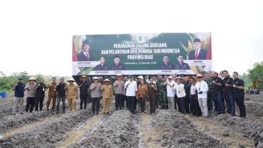 bwakil-menteri-pertanian-ikut-menanam-jagung-di-desa-okura-riaub