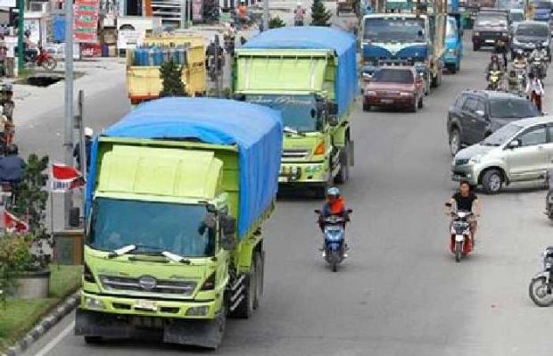 Kendaraan Tonase Besar Berpelat Non-BM Marak di Jalanan Riau