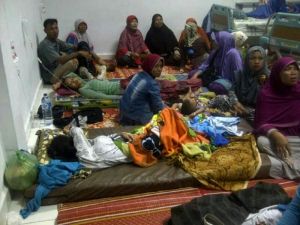 BREAKING NEWS: Puluhan Warga Desa Buluhrampai di Inhu Dilarikan ke Puskesmas, Diduga Keracunan Makanan