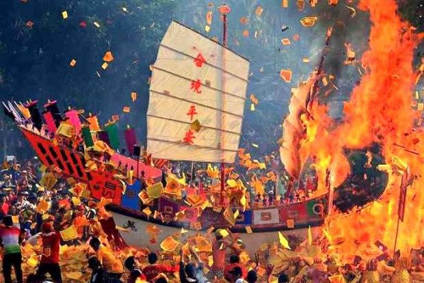 Menilik Sejarah Ritual Budaya Bakar Tongkang di Bagansiapiapi