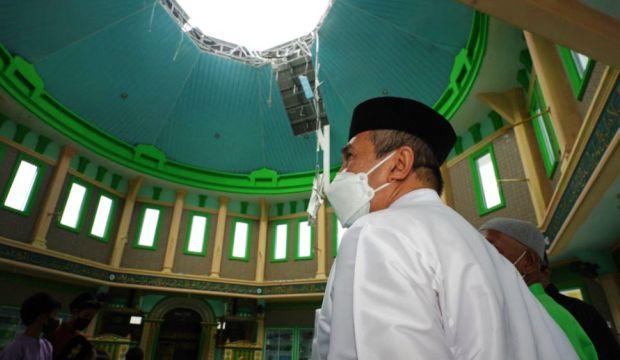 Gubri Tinjau Masjid yang Rusak akibat Angin Puting Beliung