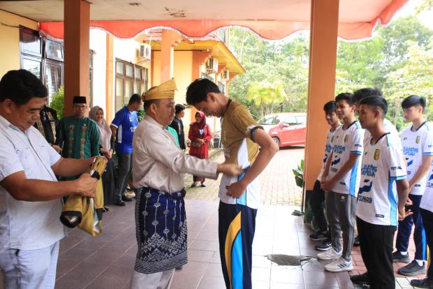 Dilepas Kadis Dikpora, Tim Futsal Kuansing Siap Berlaga di Kejurprov Riau 2023