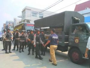 Polisi Bersenjata Lengkap Buru Preman-preman Pekanbaru