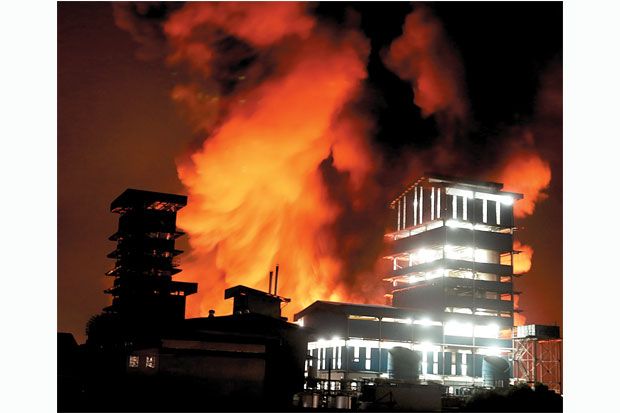 Mobil Pemadam Berupaya Jinakkan Kobaran Api yang Lalap Pabrik Kelapa Sawit PT Warna Jingga Timur di Kuansing