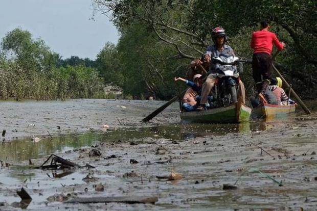 Sampan Leper, Solusi Lokal Masalah Transportasi Ketika Air Sungai di Indragiri Hilir Surut