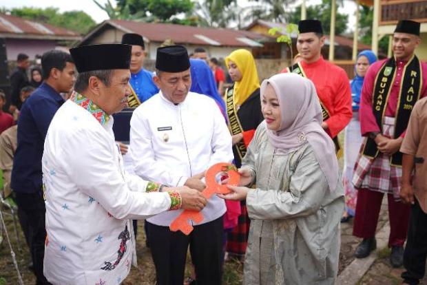 Rawat Nilai Sejarah, Gubri Serahkan Kunci Rumah Tinggi Kerajaan Indragiri Hulu