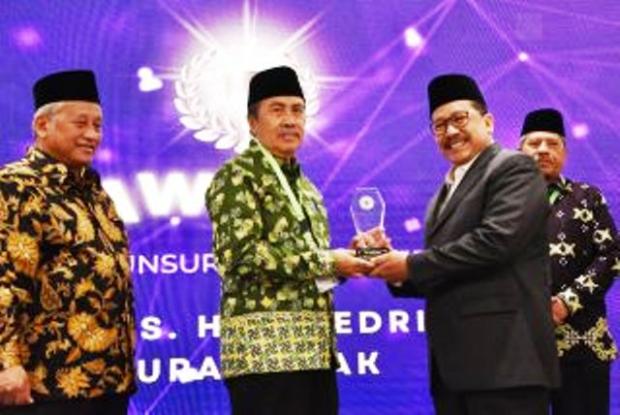 Gubernur Syamsuar Raih Penghargaan Tokoh Wakaf Nasional Unsur Kepala Daerah