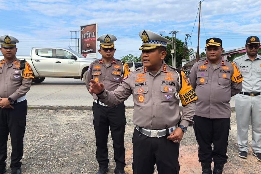 <b> H+3 Lebaran Idulfitri, Dirlantas Polda Riau Tinjau Pos Pengamanan di Jalur Lintas Riau-Sumut</b>