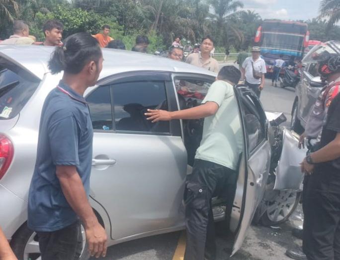 <b>Dua Mobil Pribadi Tabrakan di Jalintim Pelalawan, Satu Orang Tewas</b>