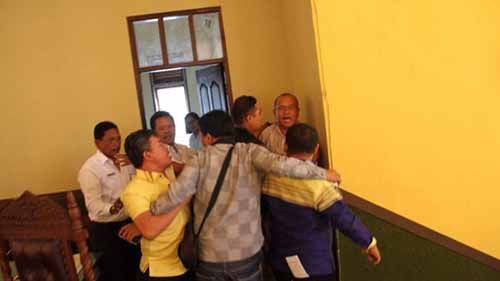 Memalukan! Ketua dan Wakil Ketua DPRD Kota Pematangsiantar Berkelahi lalu Saling Cekik Saat Rapat Paripurna