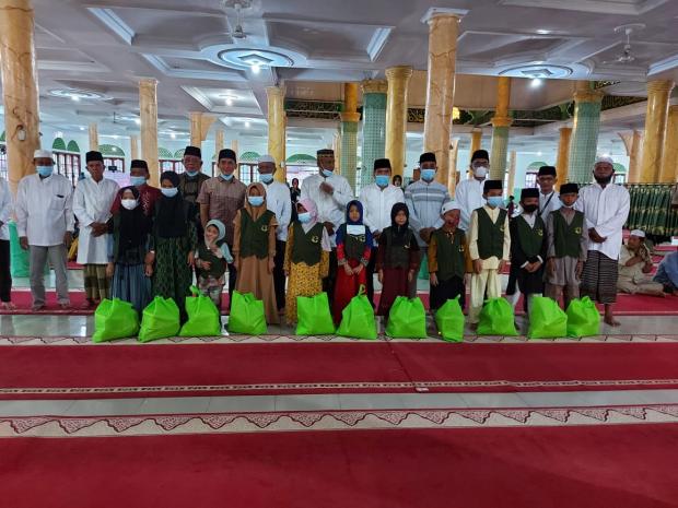 Usai Memberi Wejangan, Ketua DPRD Indragiri Hilir Serahkan Santunan kepada 100 Anak Yatim di Keritang
