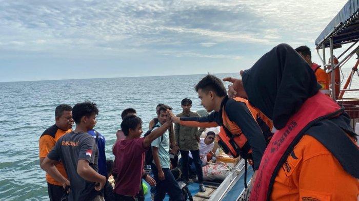 <b>Lima Kru KM Ade Putra Berhasil Diselamatkan setelah 5 Jam Terombang-ambing di Laut Lepas Wilayah Rokan Hilir</b>