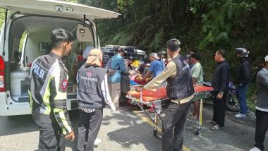 bmelaju-dari-arah-pekanbaru-toyota-rush-tabrak-bongkahan-batu-di-jalur-sumbarriau-5-orang-lukalukab