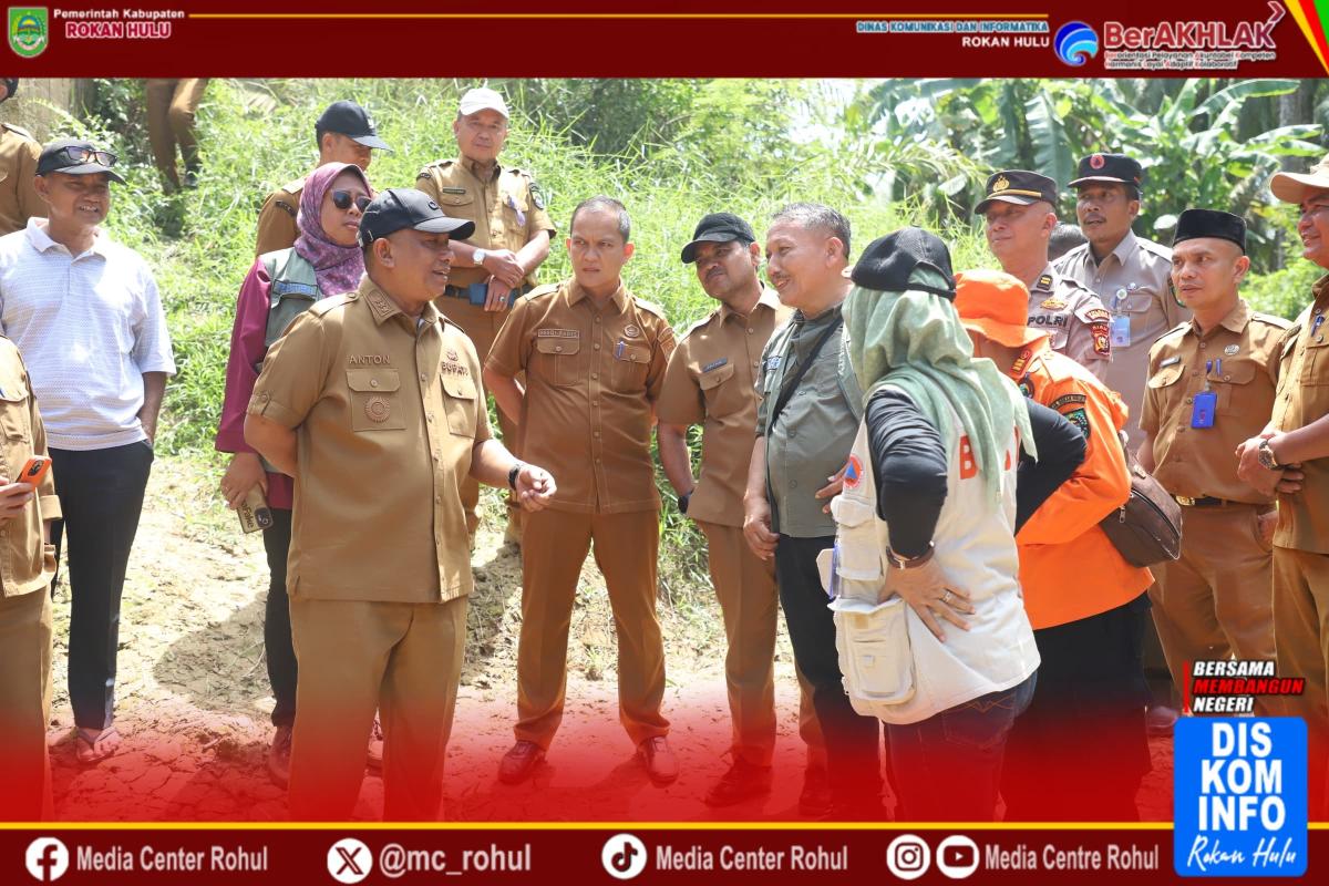 <b>Tindak Lanjuti Laporan, Bupati Rokan Hulu Gercep Tinjau Jembatan Sungai Klubi yang Rusak karena Banjir</b>