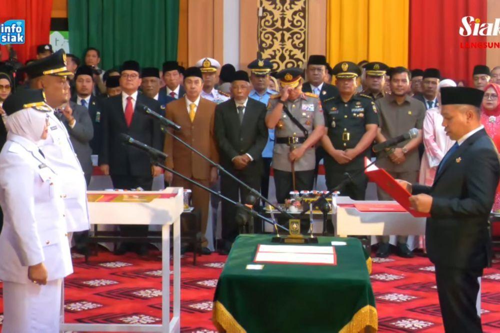 <b>Toreh Sejarah Baru, Gubernur Riau Abdul Wahid Lantik Afni Z Jadi Bupati Perempuan Pertama Pimpin Siak</b>