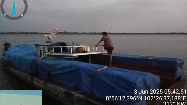 <b>Polisi Sergap Kapal Pembawa 25 Ton Kayu Ilegal di Riau, Nakhoda-ABK Dibekuk</b>
