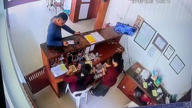 bterlilit-utang-dan-candu-judi-ionlinei-diduga-jadi-alasan-karyawan-pt-pos-di-pekanbaru-bawa-kabur