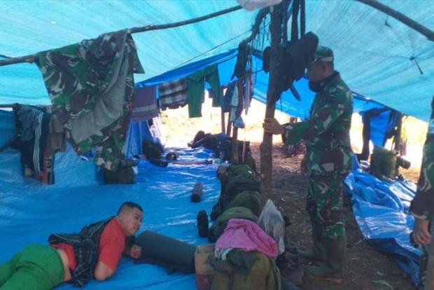 Prajurit TNI Pemadam Kebakaran Hutan dan Lahan di Pelalawan sampai Jatuh Sakit akibat Kebanyakan Menghirup Asap