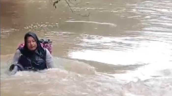 <b>Baru Pulang Pelatihan di Pekanbaru, Bidan Dona Nekat Berenang Seberangi Sungai Demi Obati Pasien</b>
