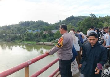 bseorang-pria-misterius-terjun-ke-sungai-kampar-dari-jembatan-rantauberanginb