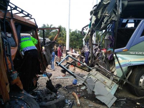 Hasil Polisi Identifikasi Korban Kecelakaan Maut di Rantaubais Rohil: Tiga Penumpang Bus Intra dan Sopir Truk Tronton Tewas