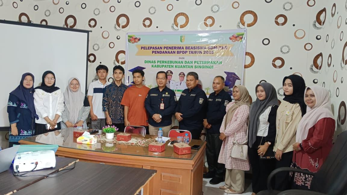 <b>Disbunak Kuansing Lepas Penerima Beasiswa SDM PKS 2025</b>