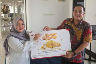 b15-tahun-jadi-nasabah-brk-syariah-tak-menyangka-pulang-membawa-hadiah-emasb