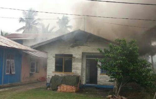 Diduga Korsleting Listrik, Rumah Nenek Ropaah di Telukbelitung Merbau Terbakar