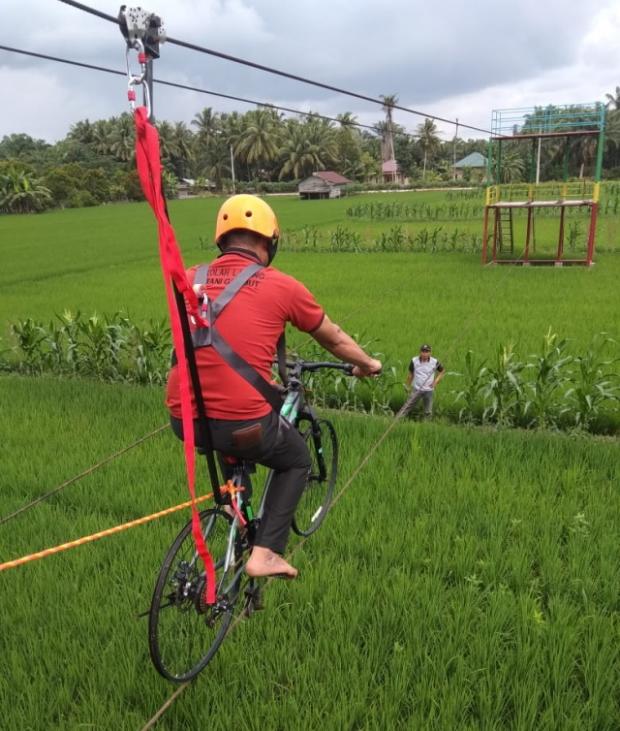 Siapkan Waktu ke Bungaraya Siak, Menikmati Sensasi Bersepeda Gantung di Atas Hamparan Padi