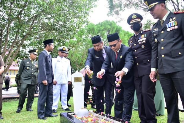 Sempena HUT ke-77 TNI, Bupati Bengkalis Tabur Bunga di Makam Pahlawan