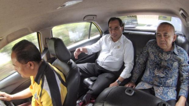 Saat Menhub Pilih Naik Taksi dari Bandara SSK II Pekanbaru Menuju Polda Riau untuk Sosialisasikan Aturan Angkutan Sewa Khusus