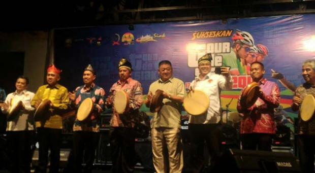 Pukulan Kompang Gubernur Riau Arsyadjuliandi Rachman Buka <i>Tour de Siak</i> 2018