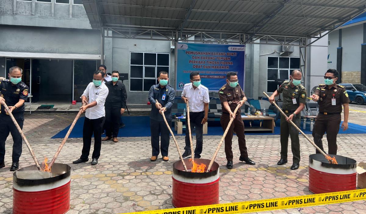 <b>BBPOM di Pekanbaru Provinsi Riau Musnahkan BB Pangan Tanpa Izin Edar Bernilai Rp2,9 Miliar</b>