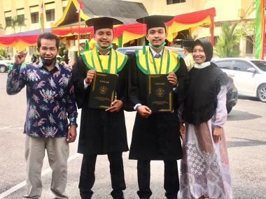 si-kembar-roges-dan-regos-raih-gelar-sarjana-dari-unilak-masuk-di-tahun-yang-sama-kelas-yang-sama