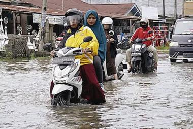 bcurah-hujan-tinggi-pemprov-riau-segera-tetapkan-status-siaga-banjir-dan-longsorb