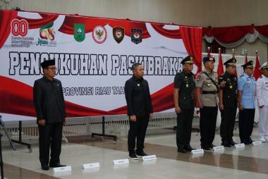 bgubernur-riau-kukuhkan-36-anggota-paskibraka-riau-2025-siap-kibarkan-merah-putih-di-hut-ke80-rib