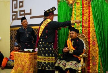 bgubernur-riau-terima-gelar-adat-dari-lan-kuantan-singingi-komitmen-lestarikan-budaya-dan-jaga