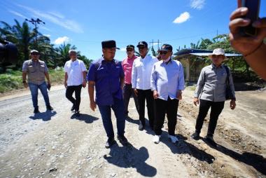 btinjau-langsung-jalan-rusak-di-rohil-gubernur-riau-minta-perusahaan-bertanggung-jawab-atas