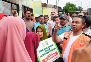 bringankan-beban-gubernur-riau-abdul-wahid-ulurkan-bantuan-korban-kebakaran-di-sukajadib