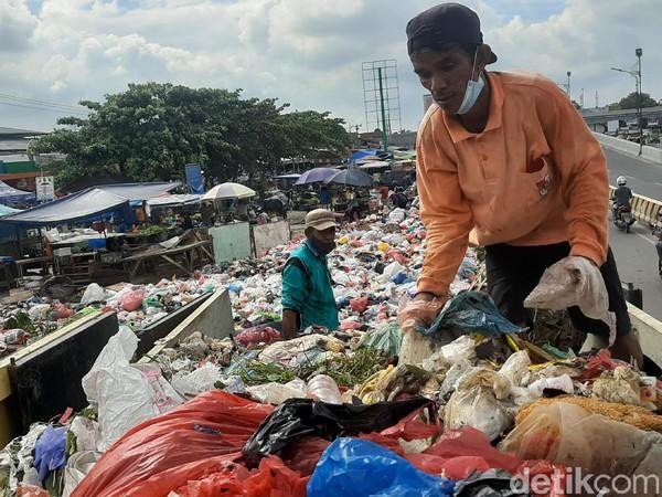 Tumpukan Sampah di Pekanbaru tak Diangkut; Keluarkan Aroma Busuk dan Banyak Ulat