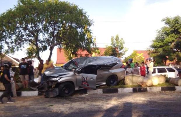 Hilang Kendali, Pajero Sport Tabrak Pembatas Jalan Diponegoro Pekanbaru