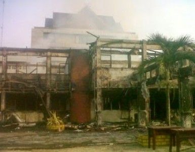 Masih Menumpuk dan Tak Kunjung Dibersihkan, Puing Bekas Kebakaran Kantor Bupati Inhil Merusak Pemandangan Keindahan Gedung Baru