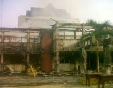 masih-menumpuk-dan-tak-kunjung-dibersihkan-puing-bekas-kebakaran-kantor-bupati-inhil-merusak