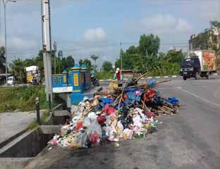 Sudah Dianggarkan Miliaran, Gunungan Sampah di Jalanan Pekanbaru Masih Jadi Pemandangan