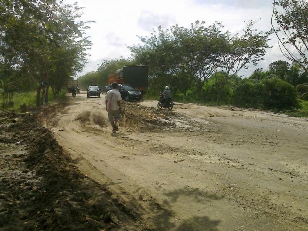 Kian Hari Makin Parah, Jalan Provinsi di Kecamatan Tualang Siak bak Kubangan Kerbau