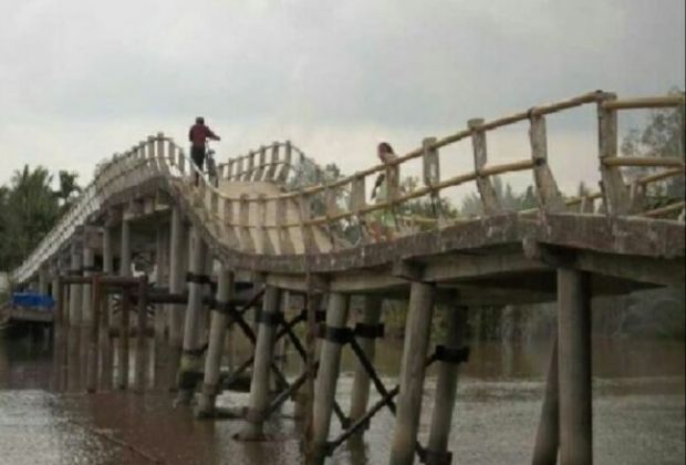 Jembatan Sungaipiring di Indragiri Hilir Alami Penurunan hingga Tergenang Saat Air Pasang